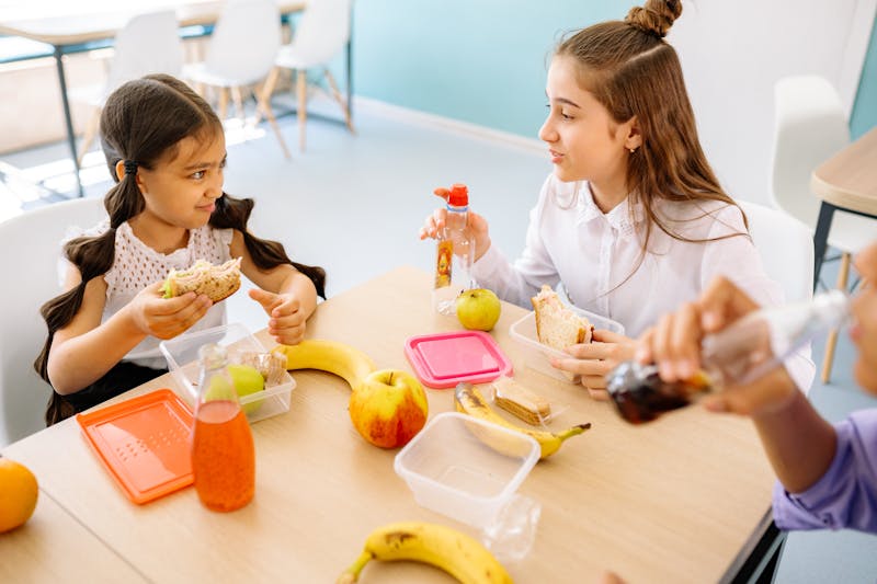 Anak-anak menikmati makan bergizi di sekolah